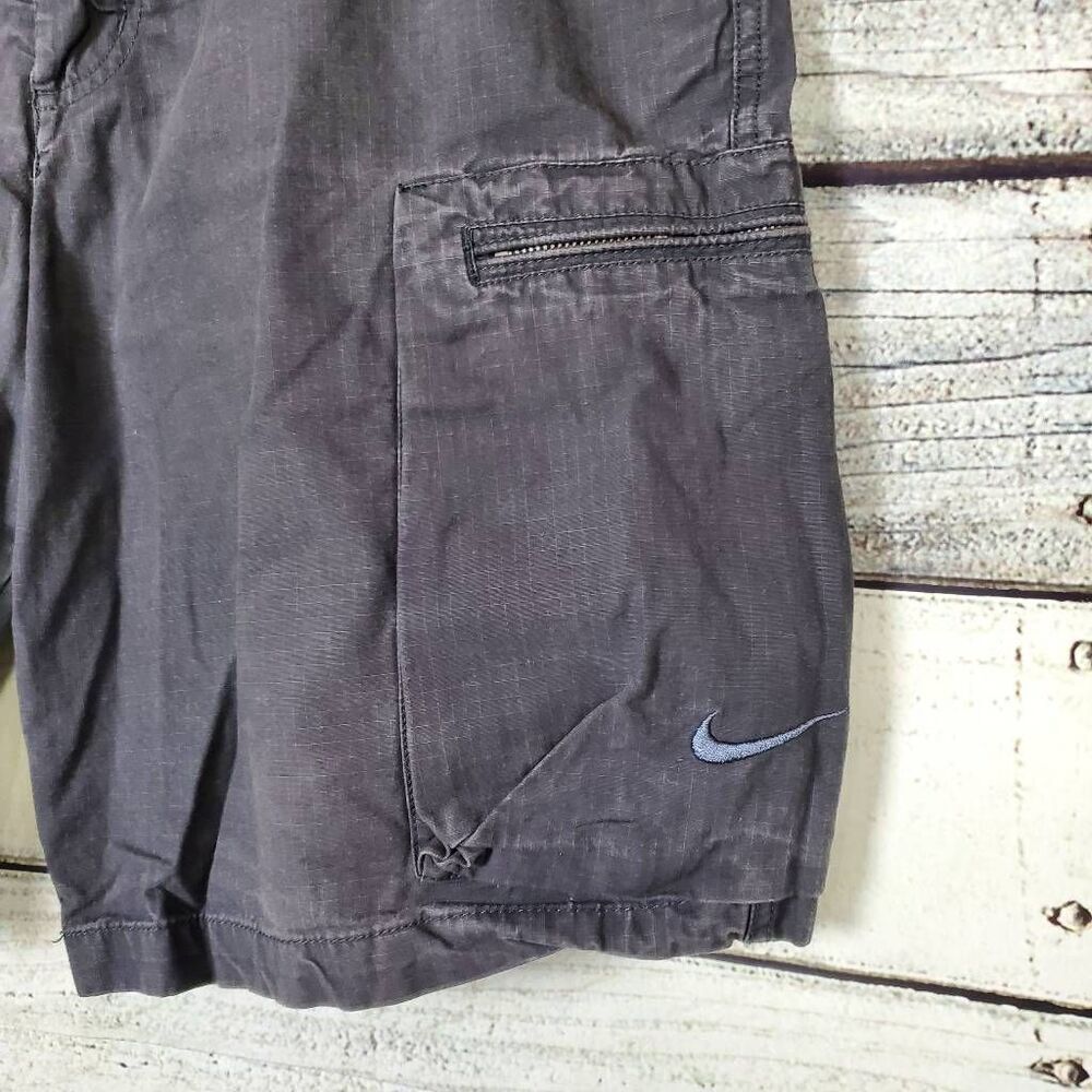 Nike Cargo Shorts Men’s Size 36 Gray Outdoor Utility Pockets Embroidered Swoosh - Picture 2 of 5